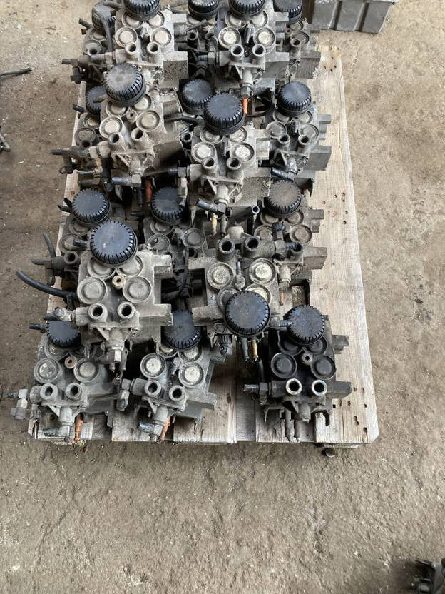Wabco Wabco Achsmodulator Mercedes Citaro 4801030110 Modulator Actros EBS 480103 - قطع الغيار - حافلة: صورة 1 Wabco Wabco Achsmodulator Mercedes Citaro 4801030110 Modulator Actros EBS 480103 - قطع الغيار - حافلة: صورة 1