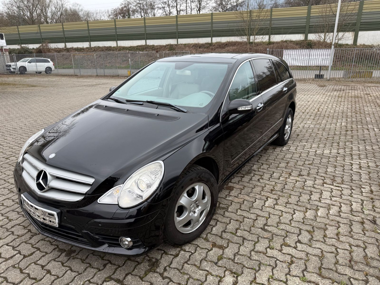 Mercedes-Benz R - سيارة دفع رباعي: صورة 1 Mercedes-Benz R - سيارة دفع رباعي: صورة 1