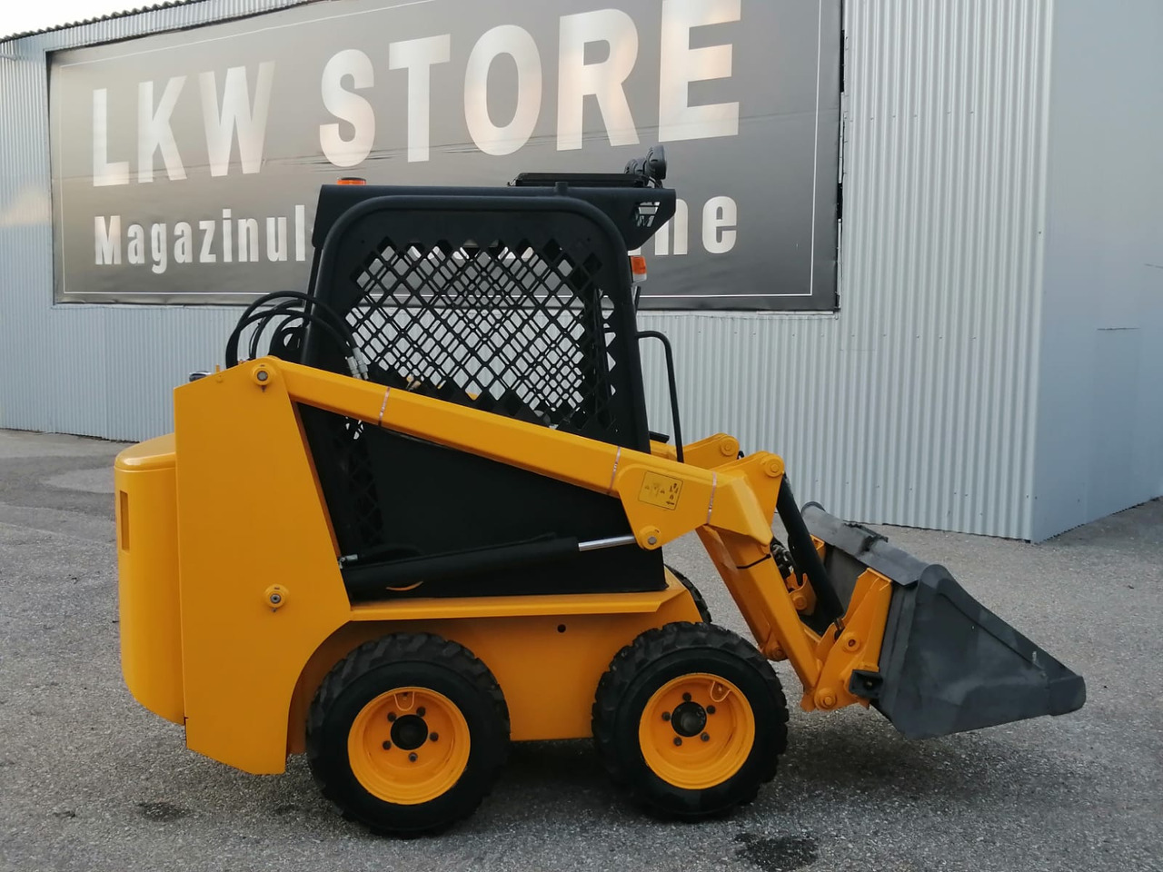 Bobcat Front Loader Ram Italia FM 120 – Hammer Installation - شيول صغير: صورة 2 Bobcat Front Loader Ram Italia FM 120 – Hammer Installation - شيول صغير: صورة 2