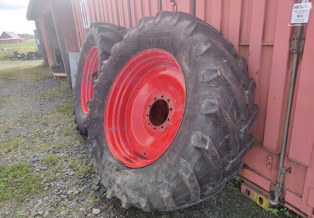 Fendt Takarenkaat 650/65R42 vanteineen - إطارات - جرار: صورة 4 Fendt Takarenkaat 650/65R42 vanteineen - إطارات - جرار: صورة 4