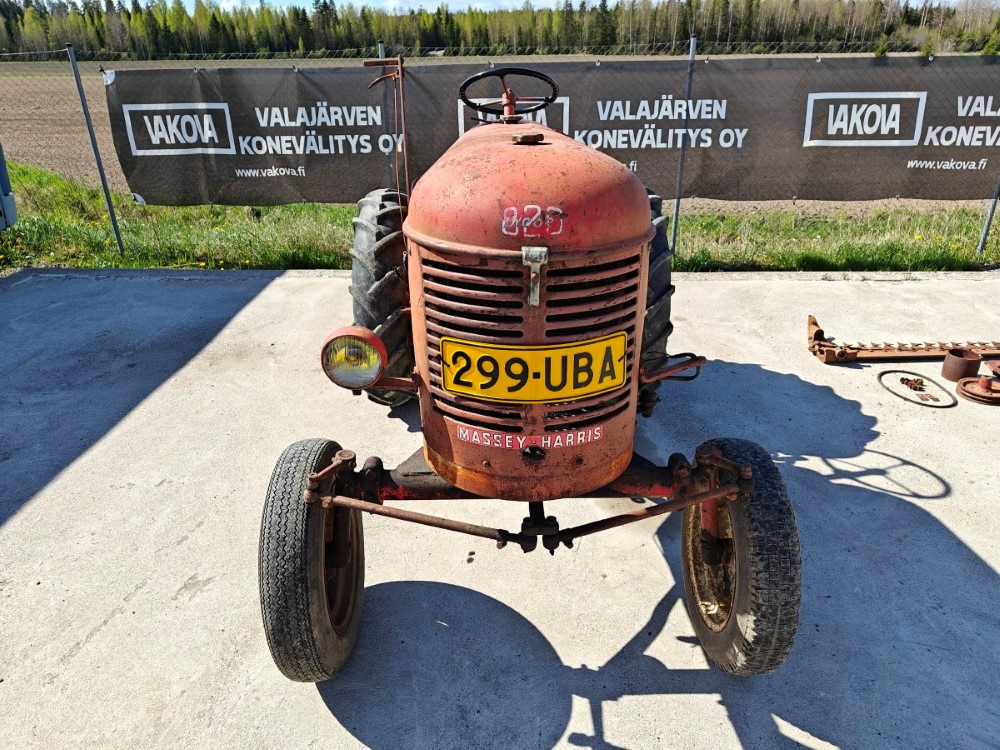 Massey Harris 820D harvinainen 2-sylinterinen diesel, katso video! - جرار: صورة 3 Massey Harris 820D harvinainen 2-sylinterinen diesel, katso video! - جرار: صورة 3