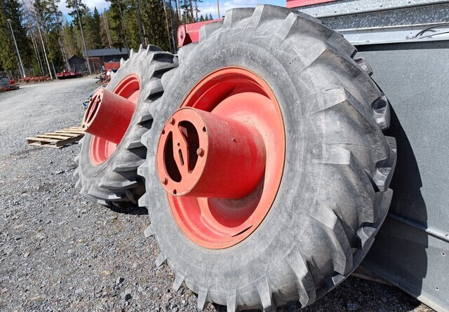 Taurus Paripyörät 18.4R38 todella hyväkuntoiset Fendt Farmer 312LSA sopivat - عجلات - آلات زراعية: صورة 1 Taurus Paripyörät 18.4R38 todella hyväkuntoiset Fendt Farmer 312LSA sopivat - عجلات - آلات زراعية: صورة 1