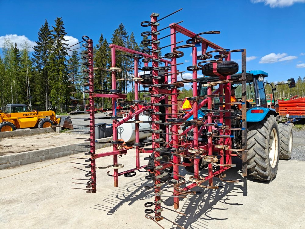 VM 450 cm, hydraulisesti taittuva, etulana ja jälkihara, katso video! - مشط العشب: صورة 3 VM 450 cm, hydraulisesti taittuva, etulana ja jälkihara, katso video! - مشط العشب: صورة 3