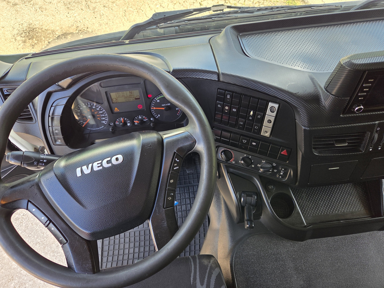 IVECO  - شاحنة بهيكل معدني للمقصورة: صورة 5 IVECO  - شاحنة بهيكل معدني للمقصورة: صورة 5