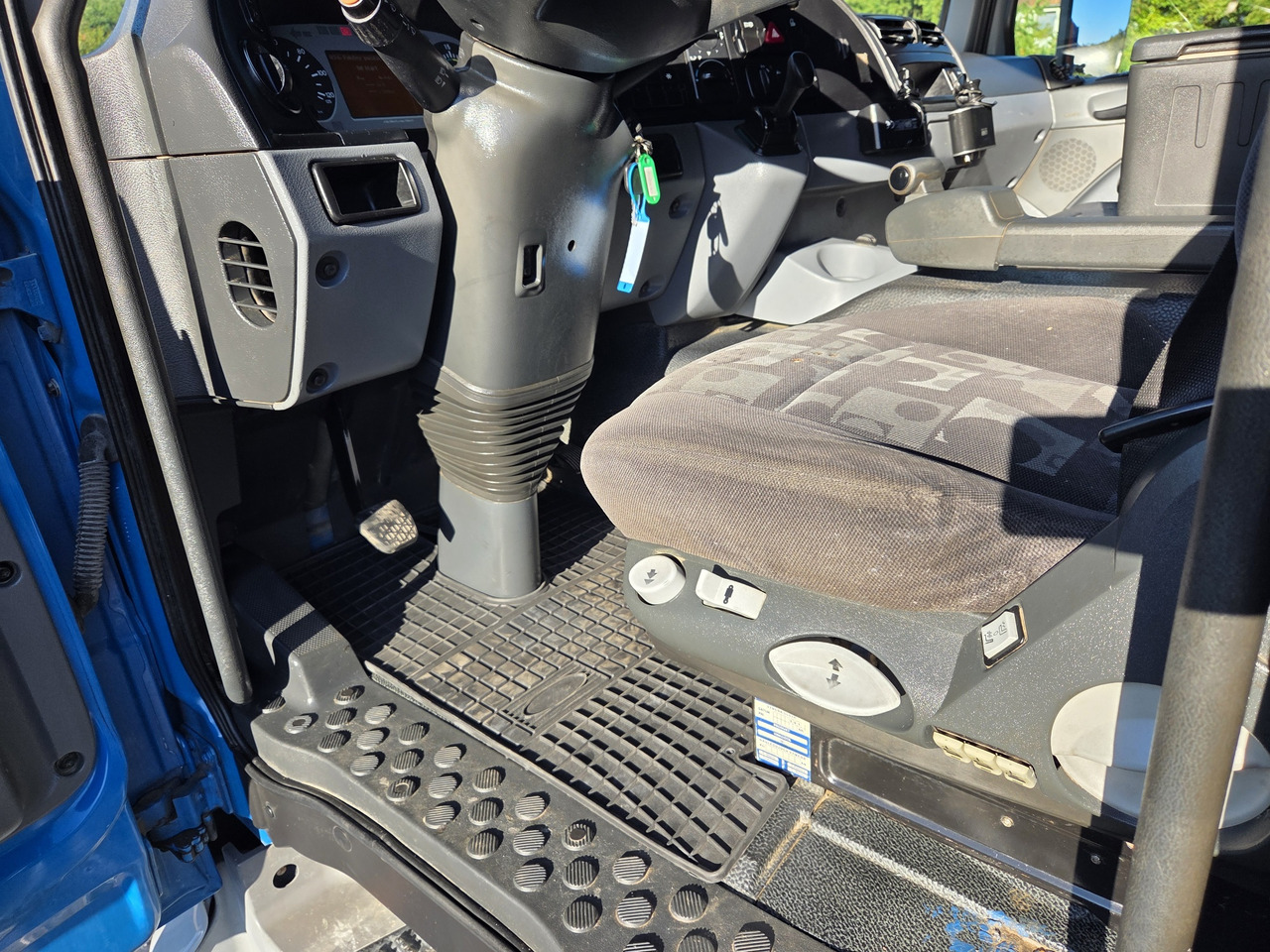 MERCEDES-BENZ - شاحنة بهيكل معدني للمقصورة: صورة 2 MERCEDES-BENZ - شاحنة بهيكل معدني للمقصورة: صورة 2