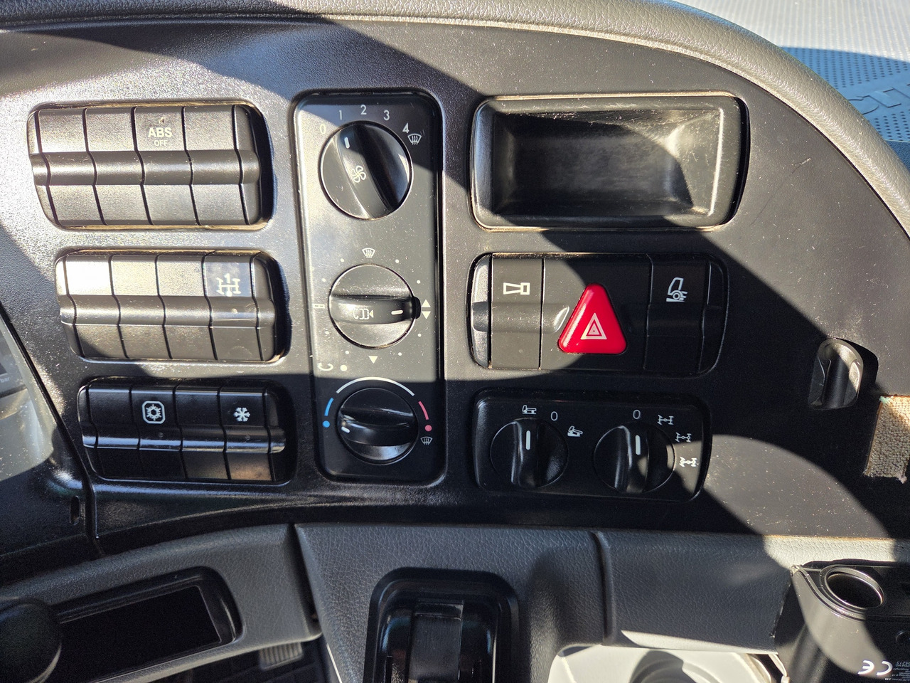 MERCEDES-BENZ - شاحنة بهيكل معدني للمقصورة: صورة 5 MERCEDES-BENZ - شاحنة بهيكل معدني للمقصورة: صورة 5