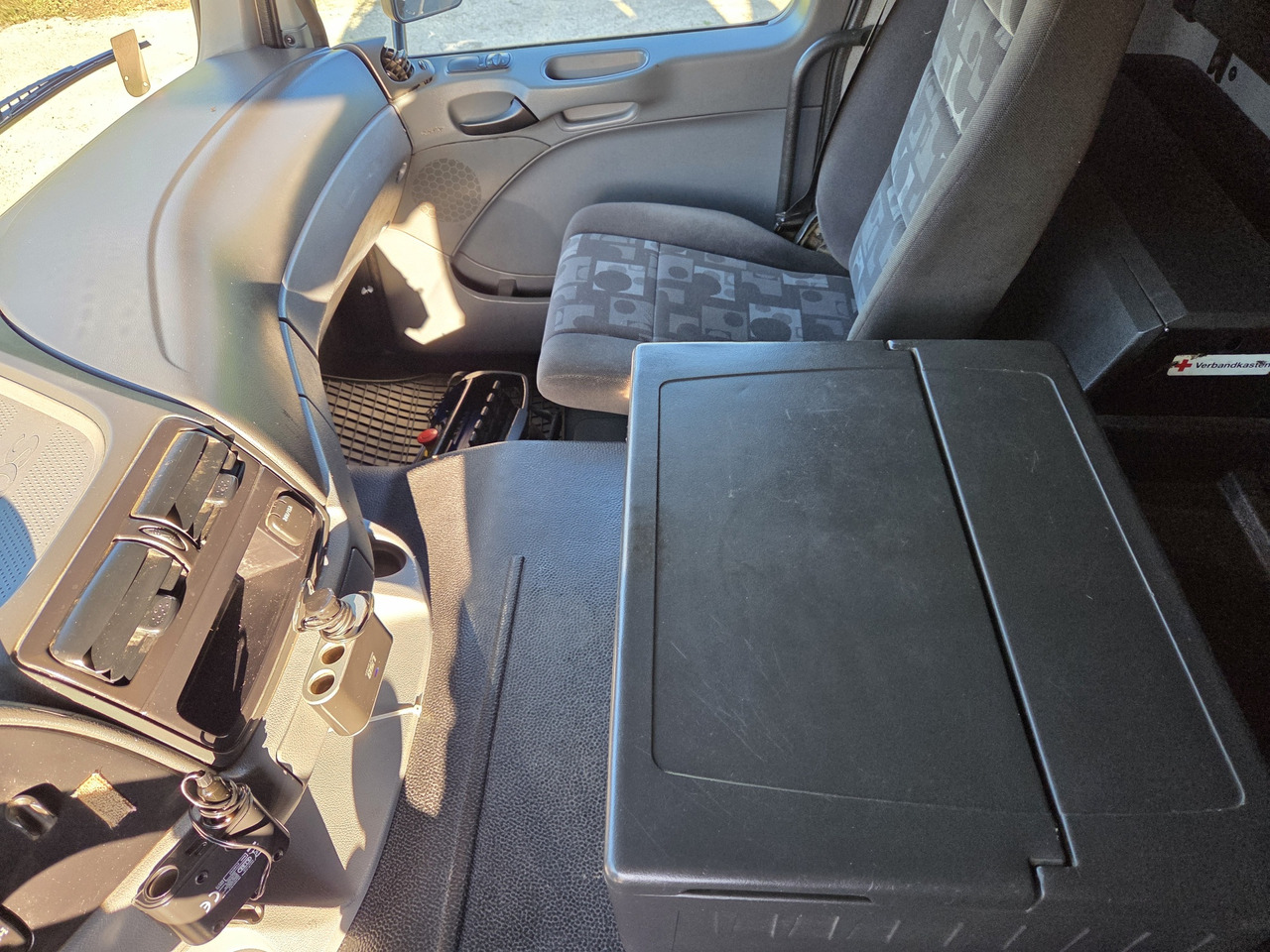 MERCEDES-BENZ - شاحنة بهيكل معدني للمقصورة: صورة 4 MERCEDES-BENZ - شاحنة بهيكل معدني للمقصورة: صورة 4