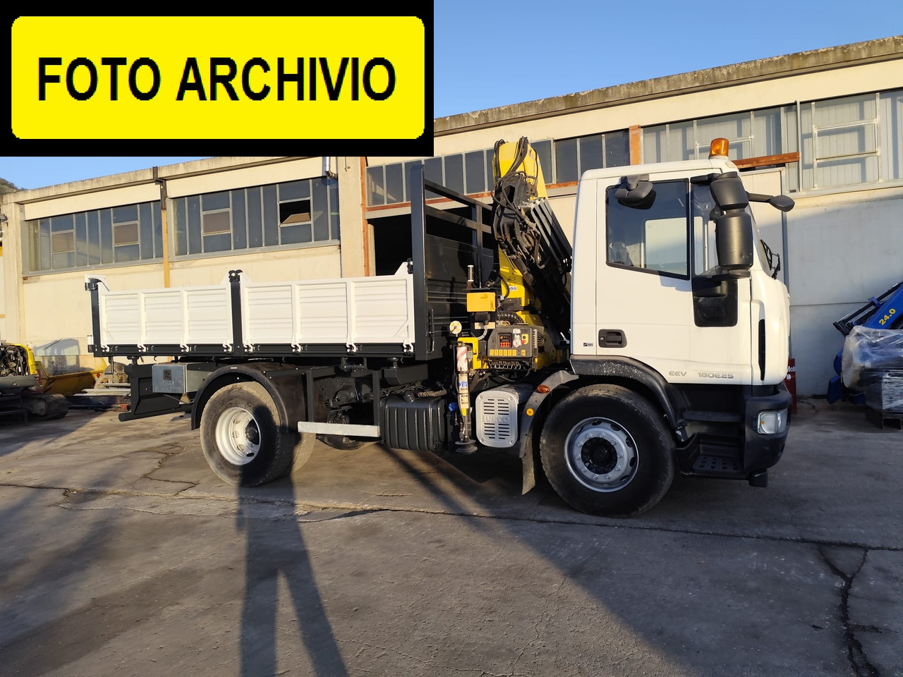 IVECO EUROCARGO 180E30 - شاحنة قلاب, شاحنة كرين: صورة 3 IVECO EUROCARGO 180E30 - شاحنة قلاب, شاحنة كرين: صورة 3