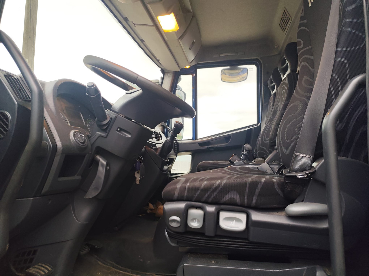 IVECO EUROCARGO 190EL28 - شاحنة بهيكل معدني للمقصورة: صورة 5 IVECO EUROCARGO 190EL28 - شاحنة بهيكل معدني للمقصورة: صورة 5