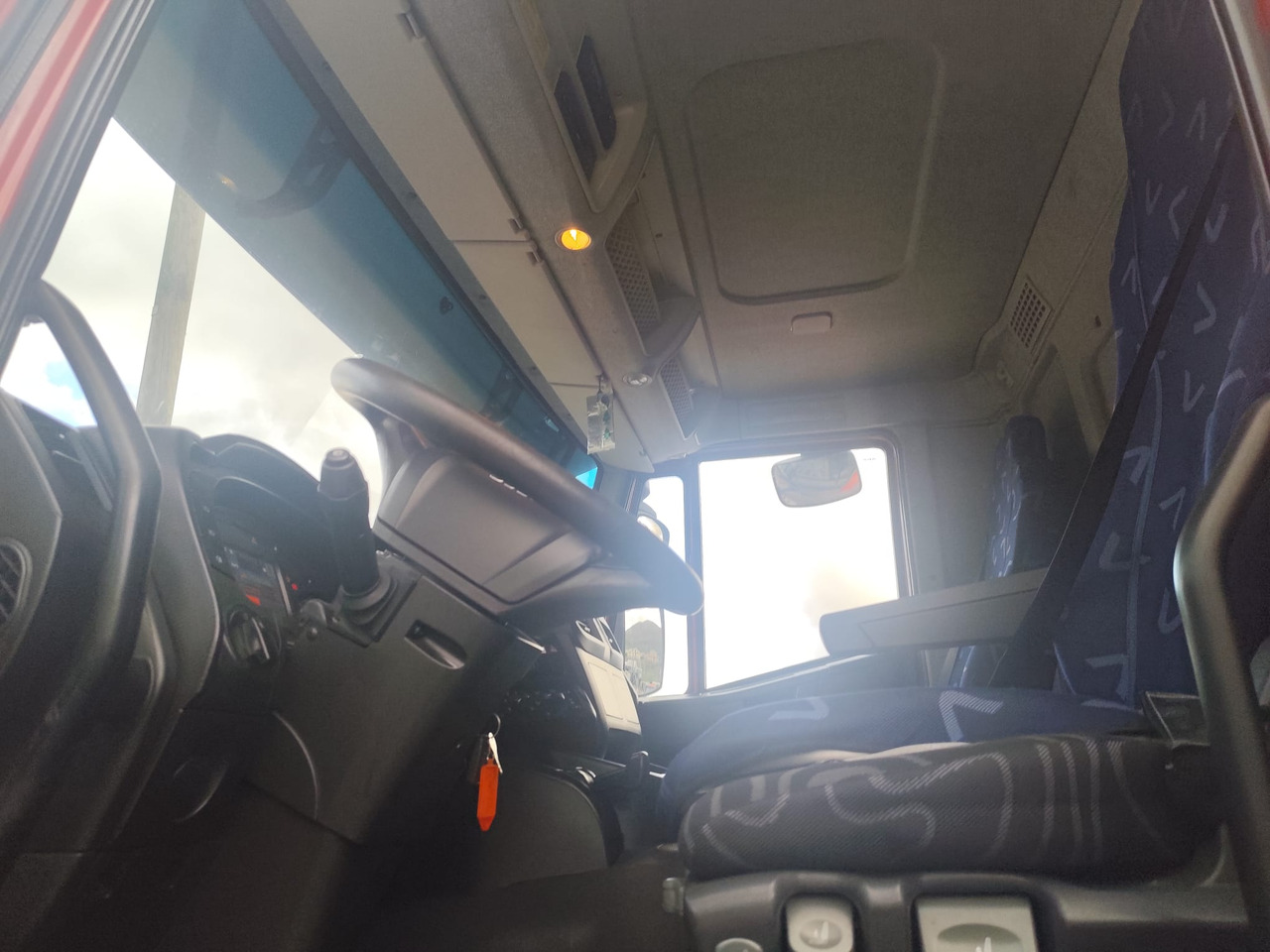 IVECO STRALIS 190S31 - شاحنة بهيكل معدني للمقصورة: صورة 5 IVECO STRALIS 190S31 - شاحنة بهيكل معدني للمقصورة: صورة 5