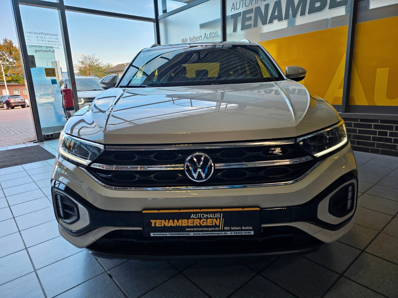 Volkswagen T-Roc R-Line eHeckklappe SHZ LED - سيارة دفع رباعي: صورة 3 Volkswagen T-Roc R-Line eHeckklappe SHZ LED - سيارة دفع رباعي: صورة 3