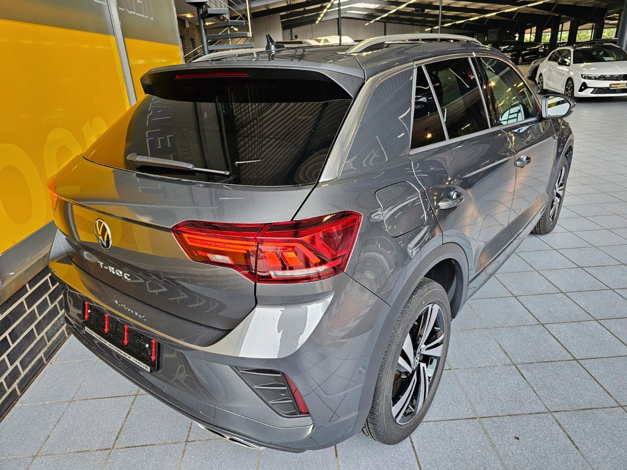 Volkswagen T-Roc R-Line eHeckklappe SHZ LED - سيارة دفع رباعي: صورة 4 Volkswagen T-Roc R-Line eHeckklappe SHZ LED - سيارة دفع رباعي: صورة 4
