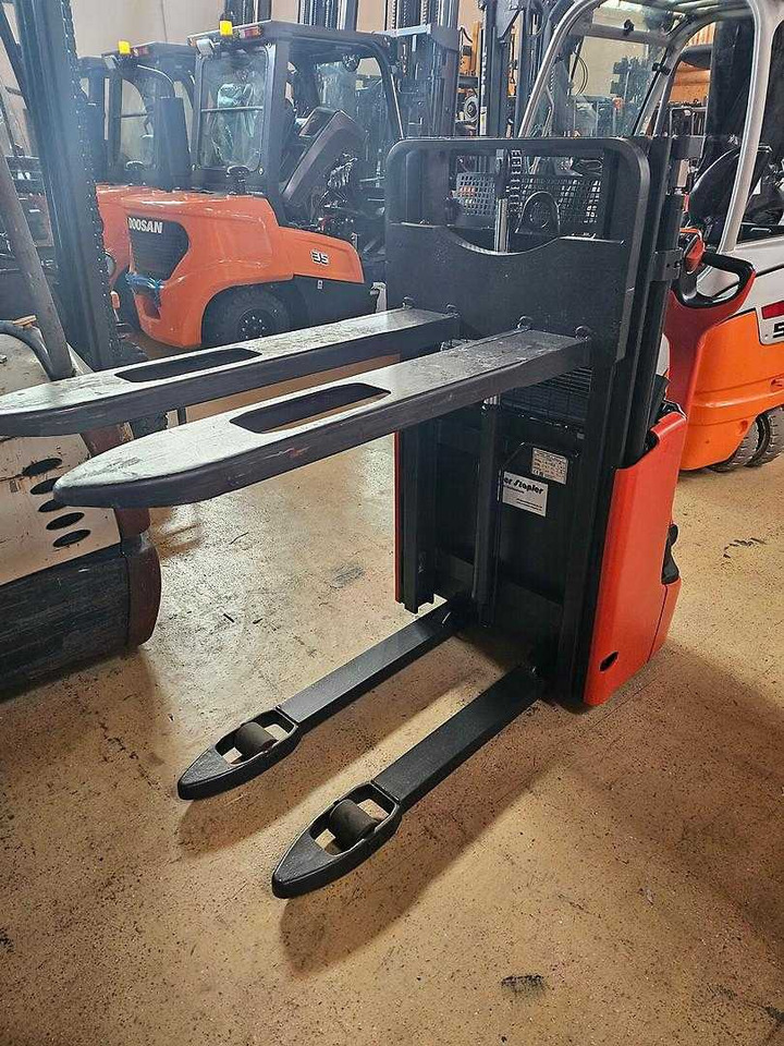 Linde L12 - آلة تكديس: صورة 2 Linde L12 - آلة تكديس: صورة 2