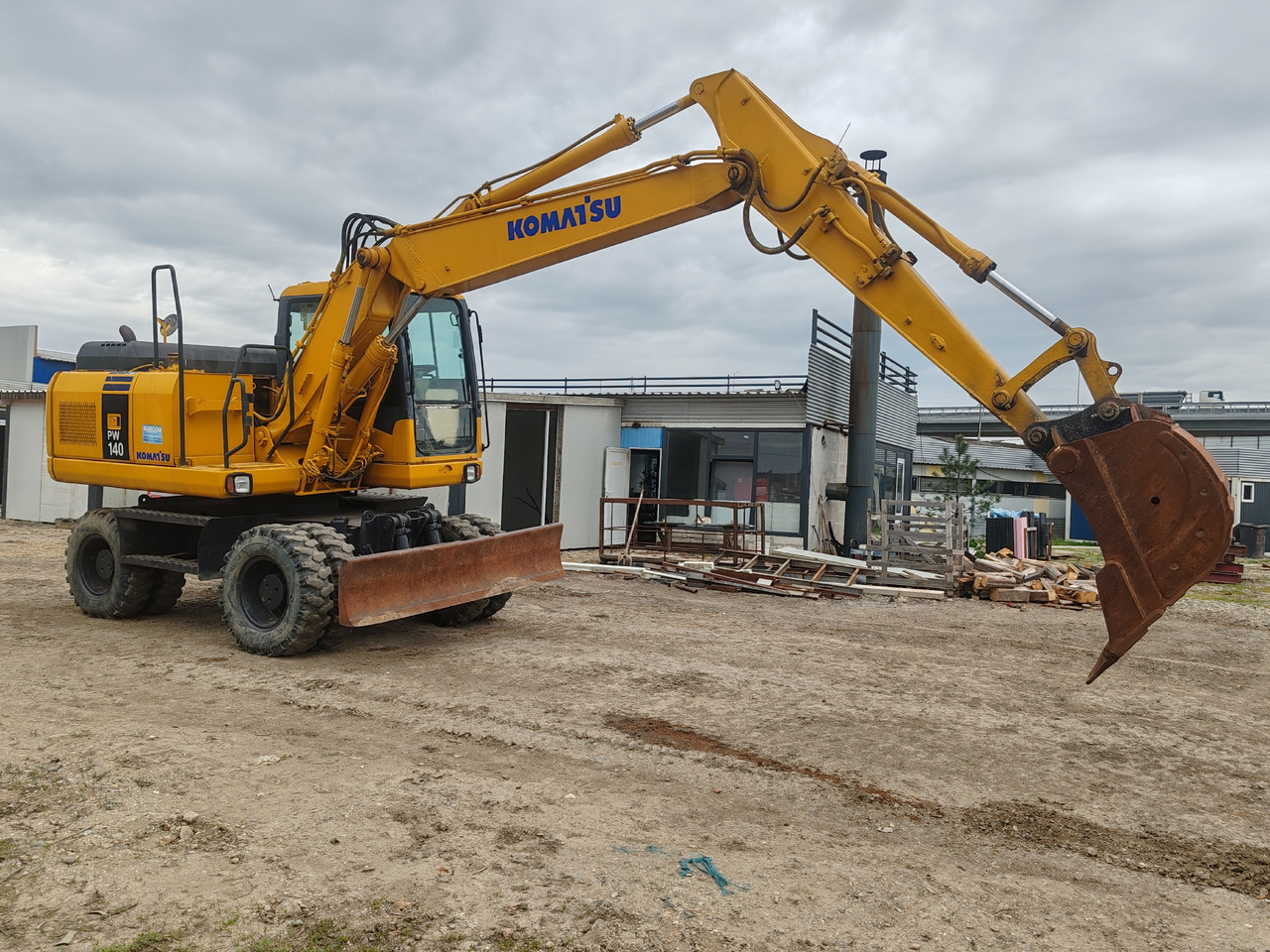Komatsu PW140-7 - حفار ذو عجلات: صورة 2 Komatsu PW140-7 - حفار ذو عجلات: صورة 2