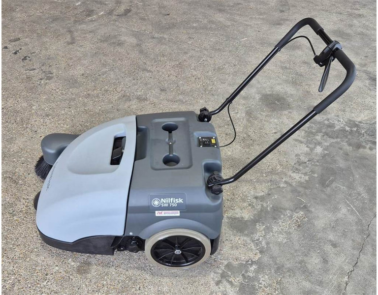 Nilfisk SW 750 - سياره كنس شوارع: صورة 2 Nilfisk SW 750 - سياره كنس شوارع: صورة 2