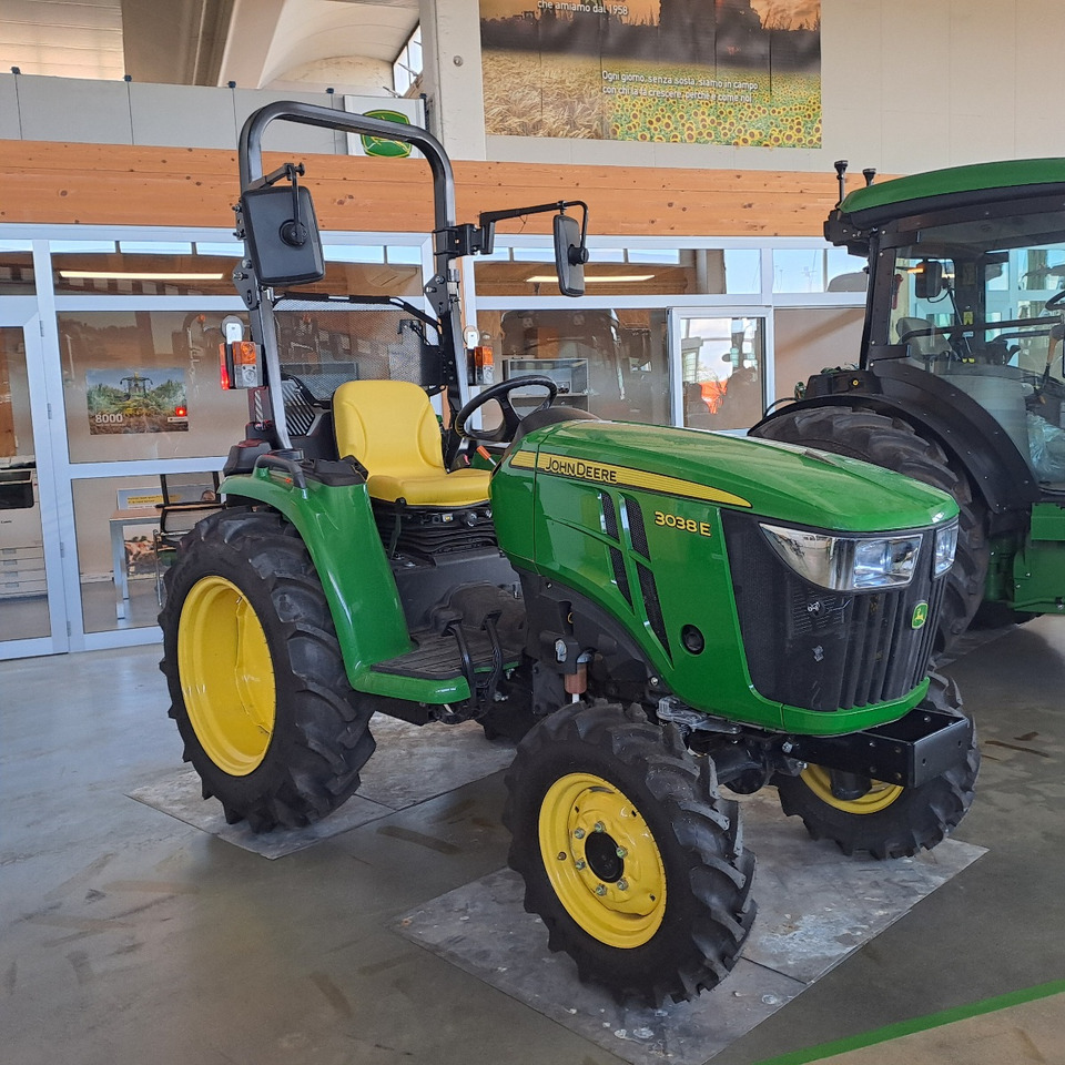 JOHN DEERE 3038E COMPATTO - جرار: صورة 3 JOHN DEERE 3038E COMPATTO - جرار: صورة 3