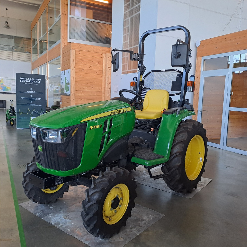 JOHN DEERE 3038E COMPATTO - جرار: صورة 1 JOHN DEERE 3038E COMPATTO - جرار: صورة 1