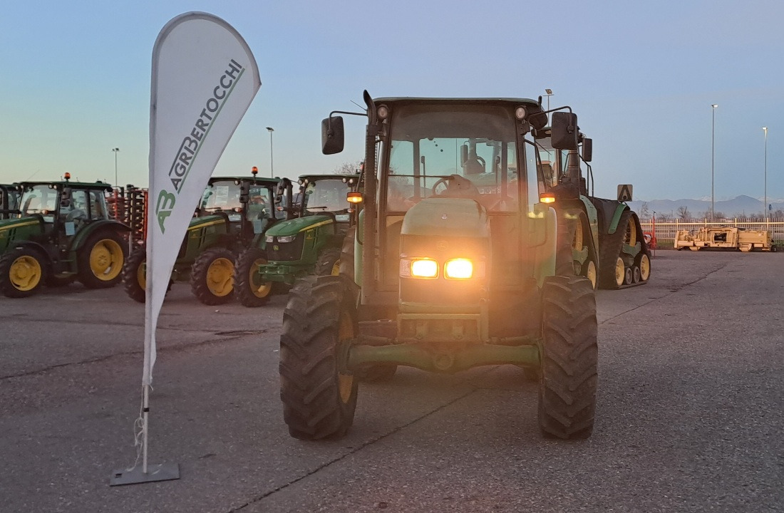 JOHN DEERE 5820 - جرار: صورة 3 JOHN DEERE 5820 - جرار: صورة 3