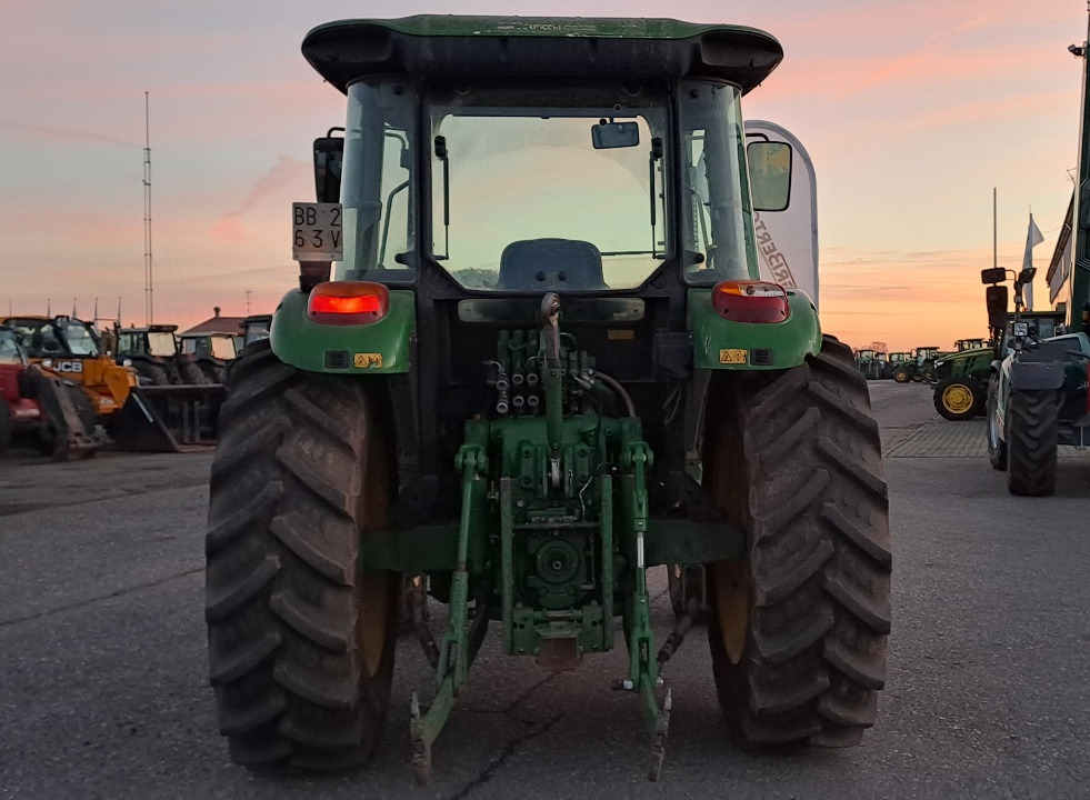 JOHN DEERE 5820 - جرار: صورة 4 JOHN DEERE 5820 - جرار: صورة 4