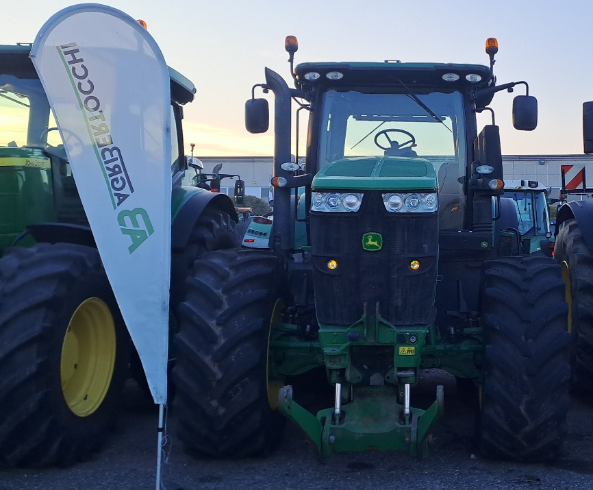 JOHN DEERE 7230R - جرار: صورة 2 JOHN DEERE 7230R - جرار: صورة 2
