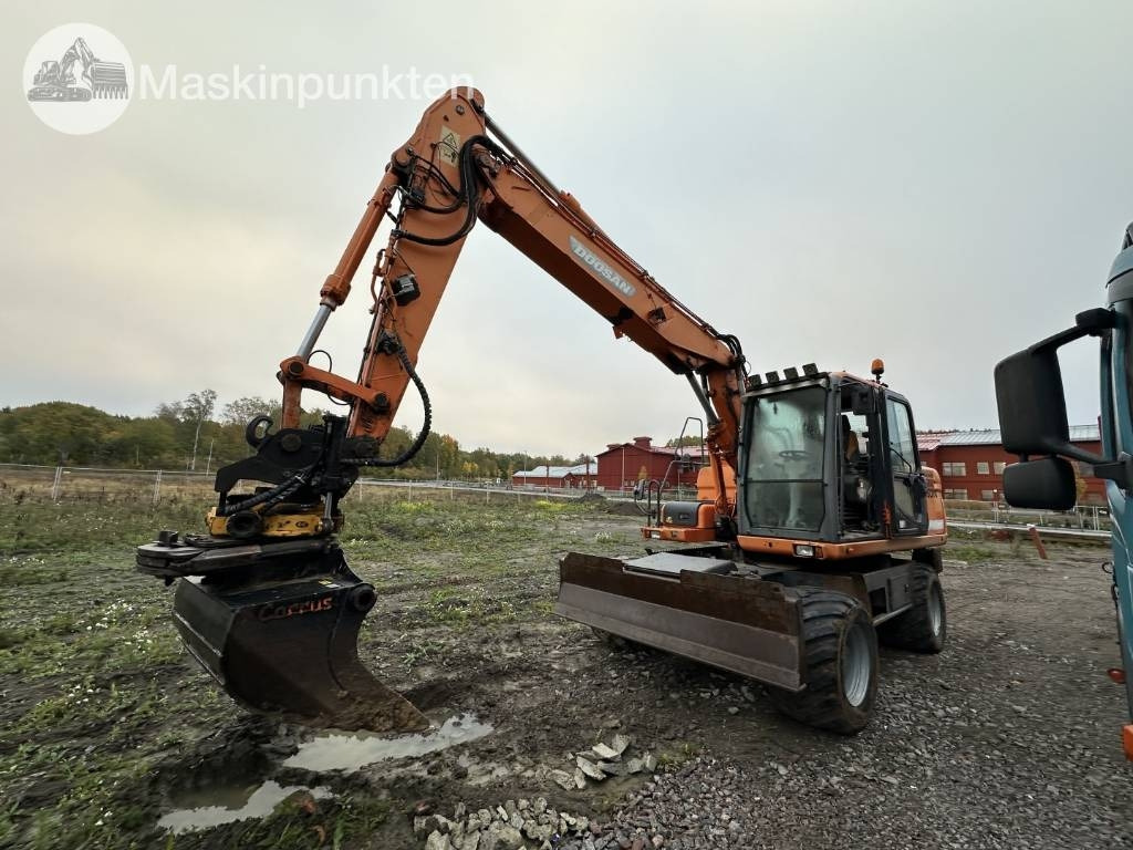 Doosan DX 140 W med vagn och redskap - حفار ذو عجلات: صورة 1 Doosan DX 140 W med vagn och redskap - حفار ذو عجلات: صورة 1
