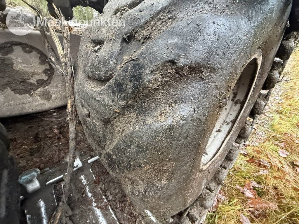 جرار شحن جذوع أشجار الغابات Komatsu 835: صورة 40