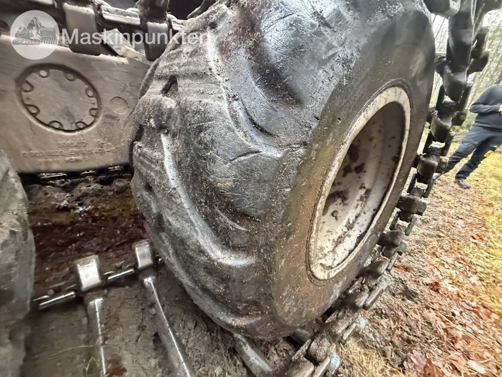 جرار شحن جذوع أشجار الغابات Komatsu 835: صورة 21