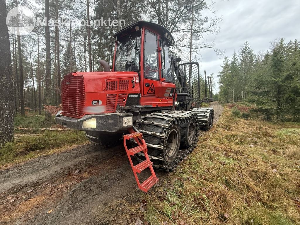 Komatsu 835 - جرار شحن جذوع أشجار الغابات: صورة 1 Komatsu 835 - جرار شحن جذوع أشجار الغابات: صورة 1