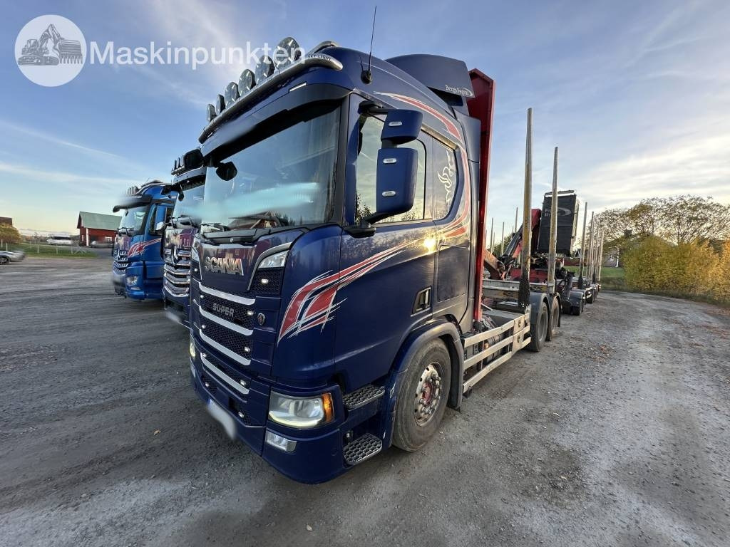 Scania R 580 timmerbil med kran - شاحنة قطع الأشجار: صورة 1 Scania R 580 timmerbil med kran - شاحنة قطع الأشجار: صورة 1