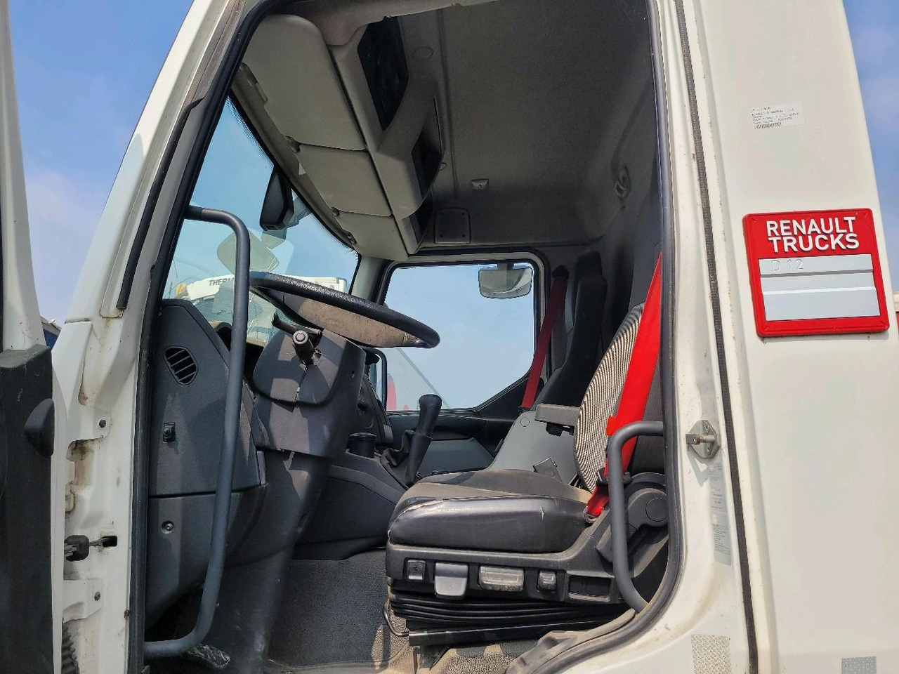 Interior photo 1: شاحنة بهيكل معدني للمقصورة RENAULT D12