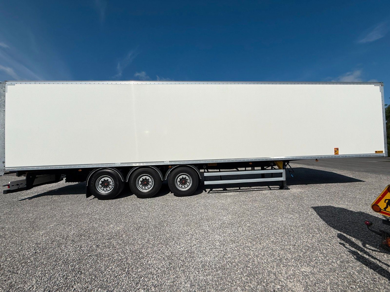 Wielton AXLE SAF BOX LIFTED AXLE - نصف مقطورة بصندوق مغلق: صورة 4 Wielton AXLE SAF BOX LIFTED AXLE - نصف مقطورة بصندوق مغلق: صورة 4