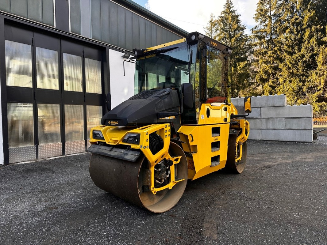 BOMAG DE BW 154 AP-5 AM - رَصَّاص الطرق: صورة 1 BOMAG DE BW 154 AP-5 AM - رَصَّاص الطرق: صورة 1