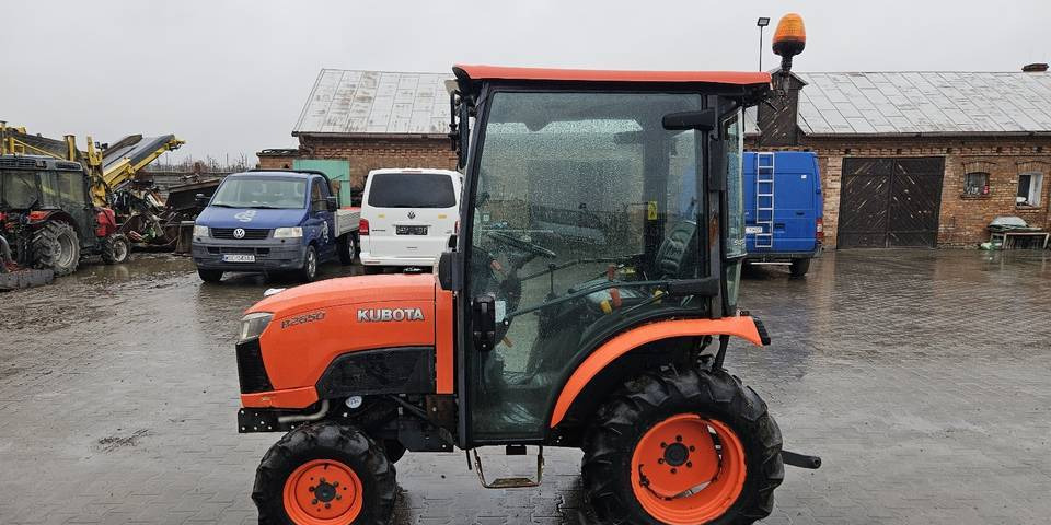 Ciągnik Kubota B2650 4x4 klima 26 KM hydrostat - جرار: صورة 1 Ciągnik Kubota B2650 4x4 klima 26 KM hydrostat - جرار: صورة 1