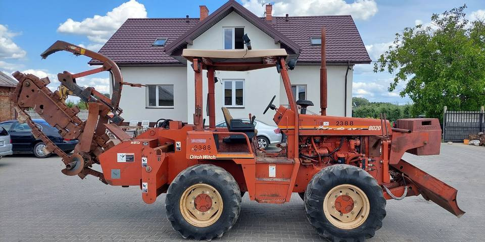Koparka łańcuchowa Ditch Witch 8020 85KM - حفار خنادق: صورة 1 Koparka łańcuchowa Ditch Witch 8020 85KM - حفار خنادق: صورة 1