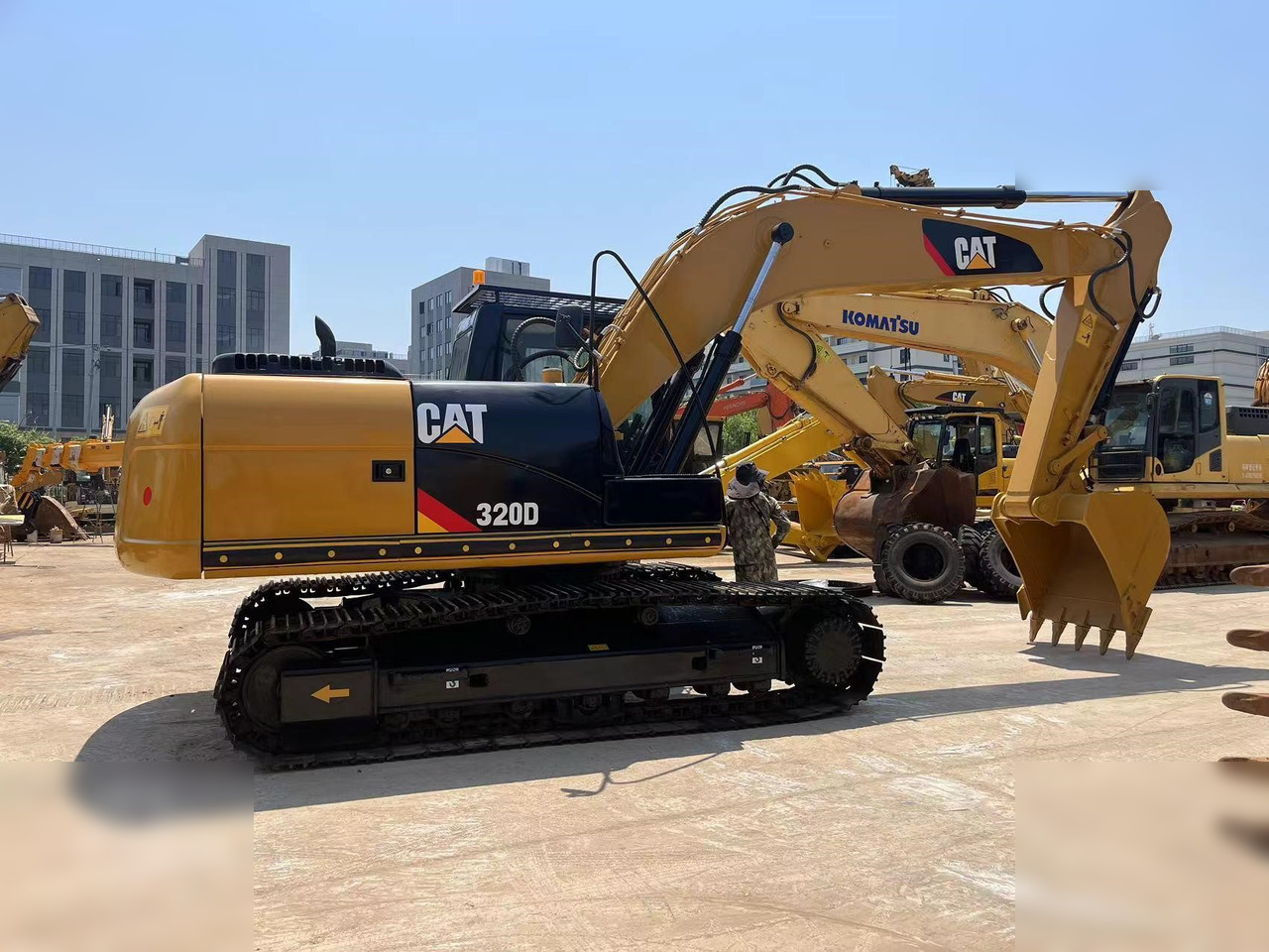 CATERPILLAR 320D - حفار زاحف: صورة 2 CATERPILLAR 320D - حفار زاحف: صورة 2