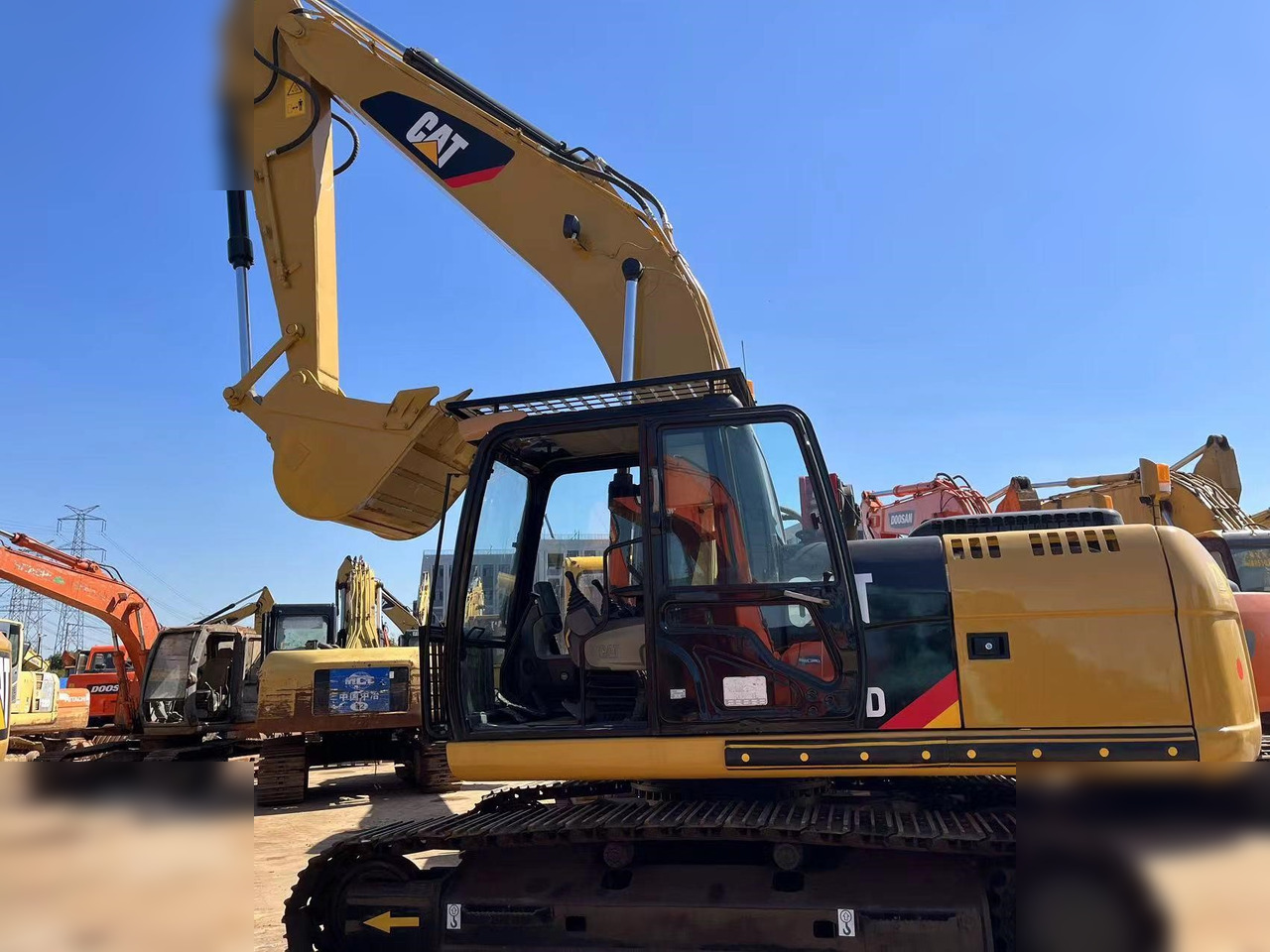 CATERPILLAR 320D - حفار زاحف: صورة 1 CATERPILLAR 320D - حفار زاحف: صورة 1