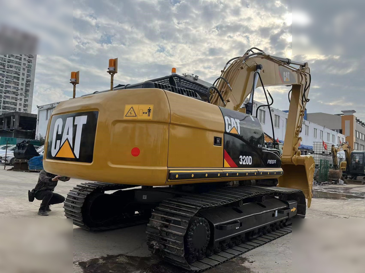 CATERPILLAR 320D - حفار زاحف: صورة 2 CATERPILLAR 320D - حفار زاحف: صورة 2