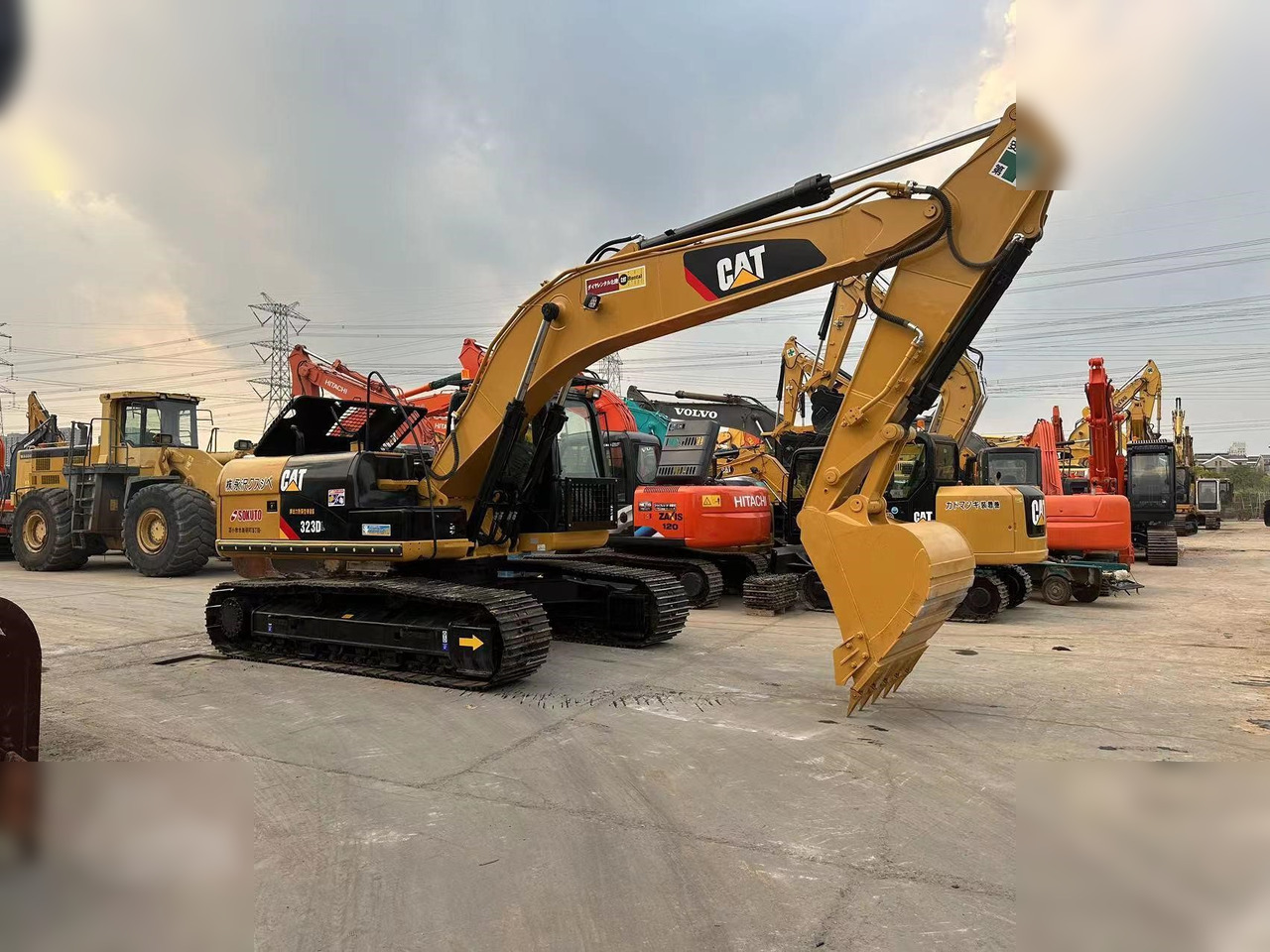 CATERPILLAR 323DL - حفار زاحف: صورة 1 CATERPILLAR 323DL - حفار زاحف: صورة 1
