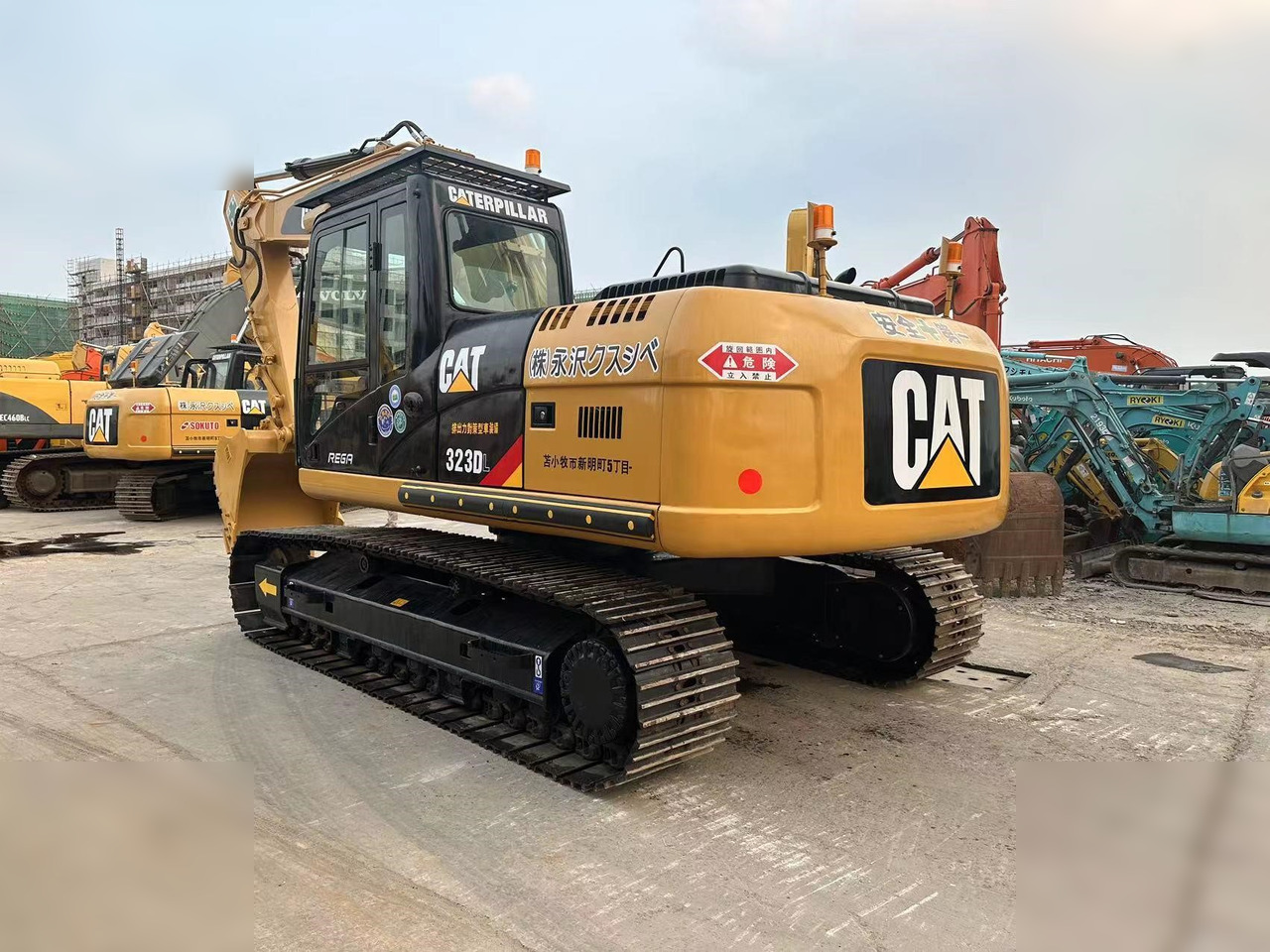 CATERPILLAR 323DL - حفار زاحف: صورة 5 CATERPILLAR 323DL - حفار زاحف: صورة 5