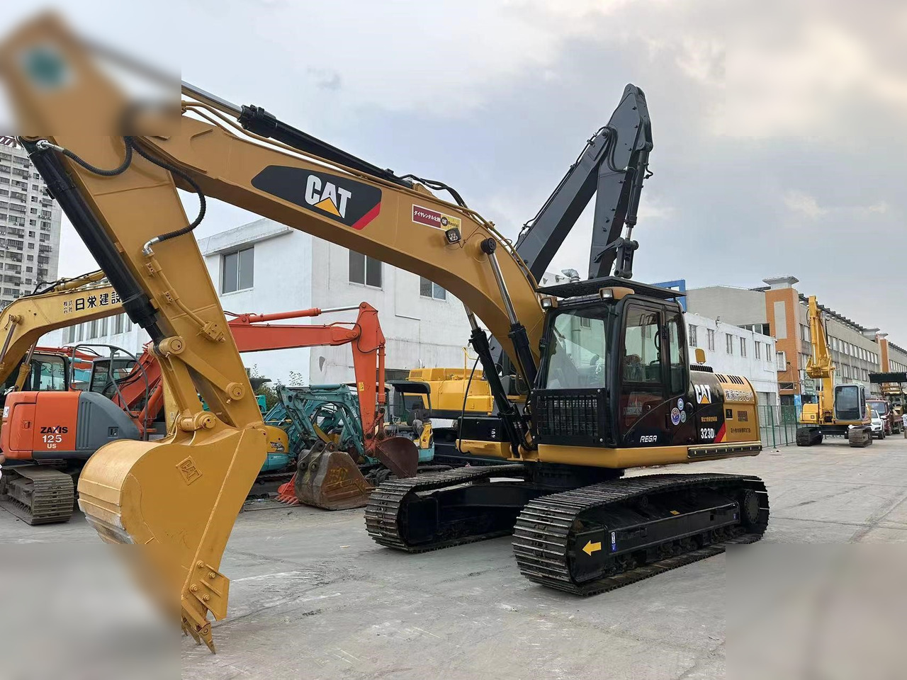 CATERPILLAR 323DL - حفار زاحف: صورة 1 CATERPILLAR 323DL - حفار زاحف: صورة 1