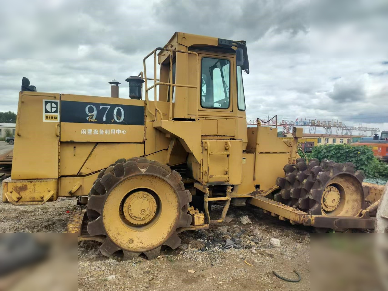 CATERPILLAR 815B - ضاغطة التربة: صورة 1 CATERPILLAR 815B - ضاغطة التربة: صورة 1