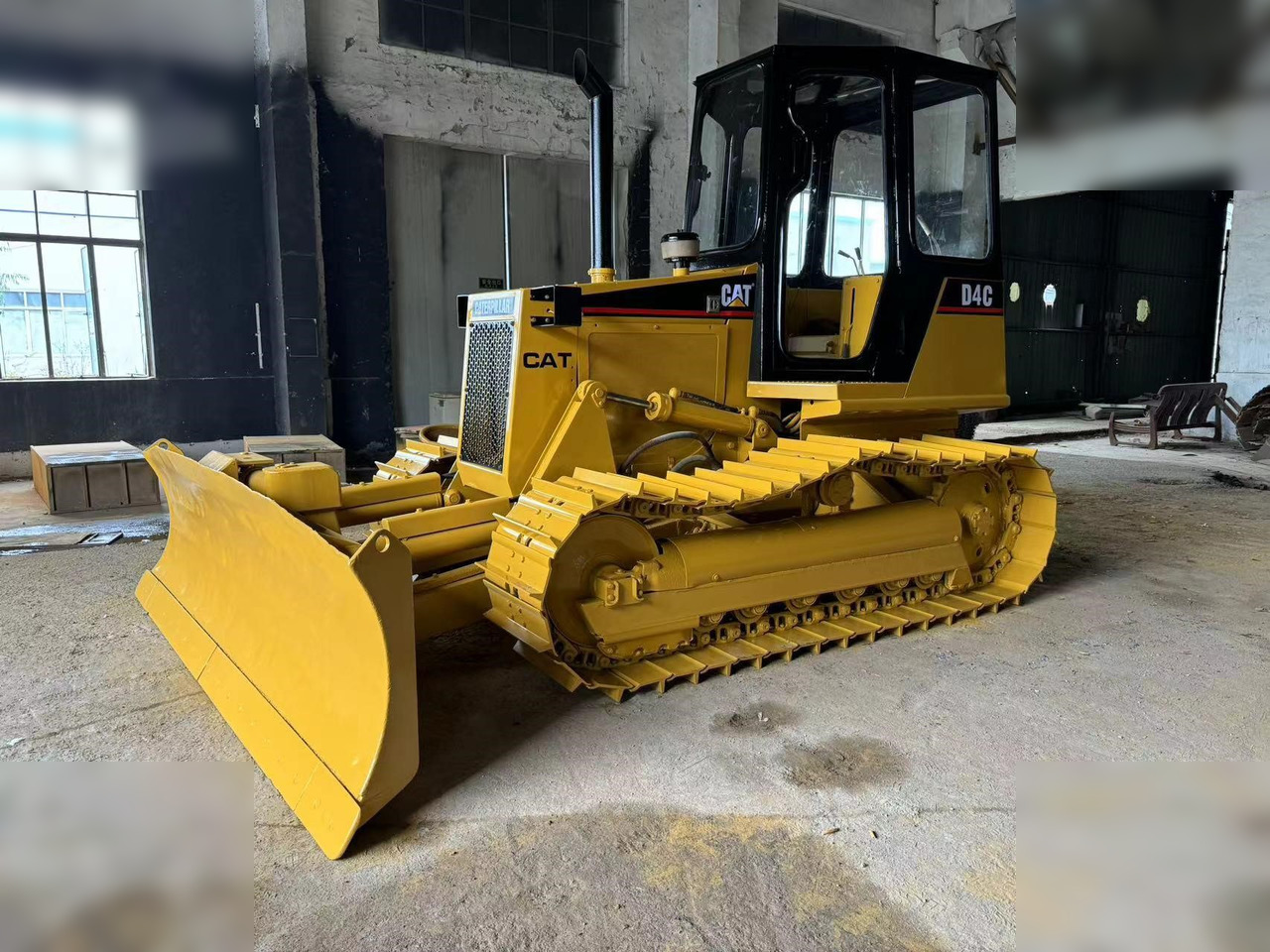 CATERPILLAR D4C - بلدوزر: صورة 1 CATERPILLAR D4C - بلدوزر: صورة 1