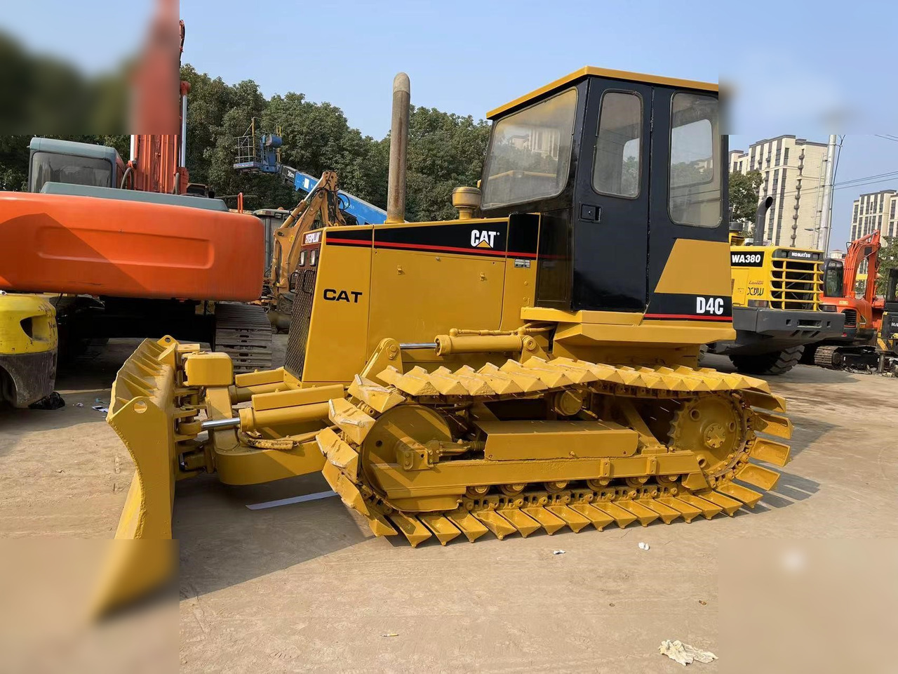 CATERPILLAR D4C - بلدوزر: صورة 1 CATERPILLAR D4C - بلدوزر: صورة 1