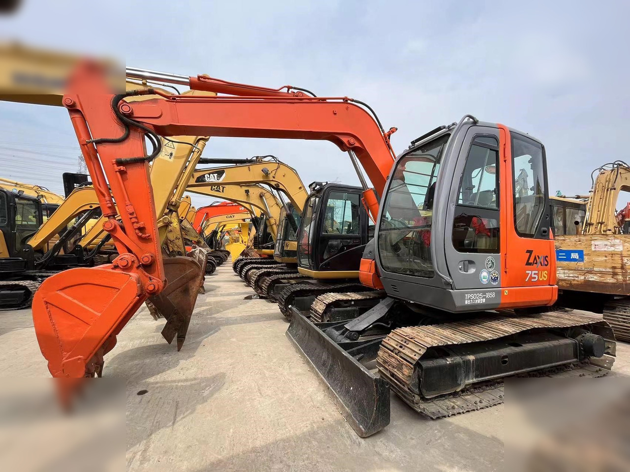 HITACHI ZX75US - حفار زاحف: صورة 1 HITACHI ZX75US - حفار زاحف: صورة 1