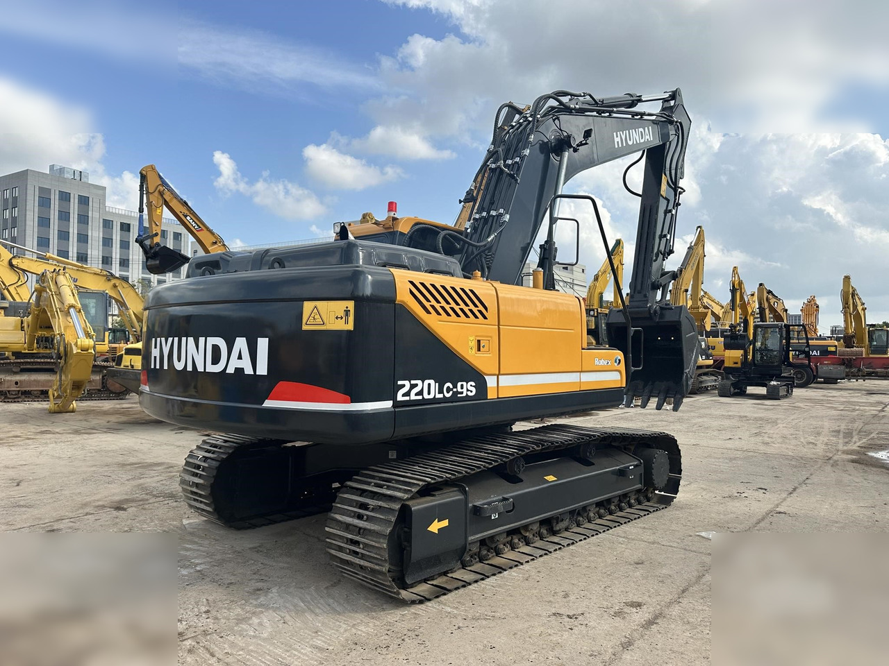 HYUNDAI ROBEX 220 LC-9S - حفار زاحف: صورة 1 HYUNDAI ROBEX 220 LC-9S - حفار زاحف: صورة 1