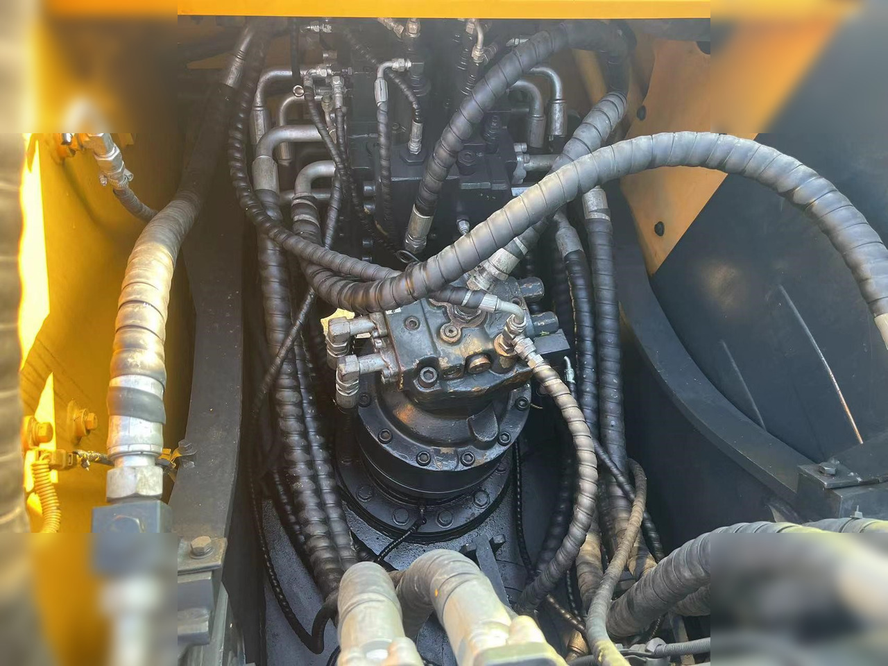 حفار زاحف HYUNDAI ROBEX 220 LC-9S: صورة 6