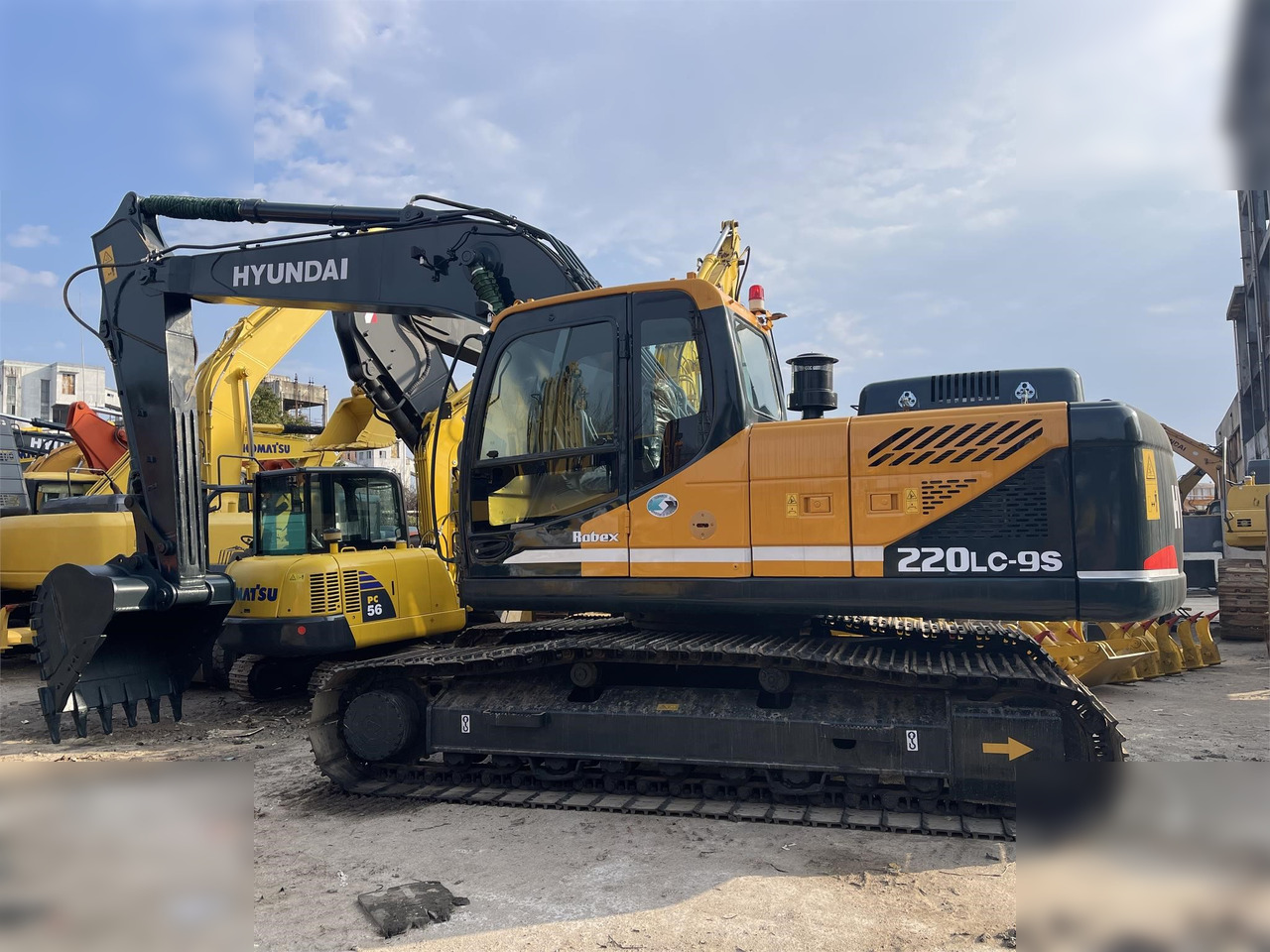 HYUNDAI ROBEX 220 LC-9S - حفار زاحف: صورة 1 HYUNDAI ROBEX 220 LC-9S - حفار زاحف: صورة 1
