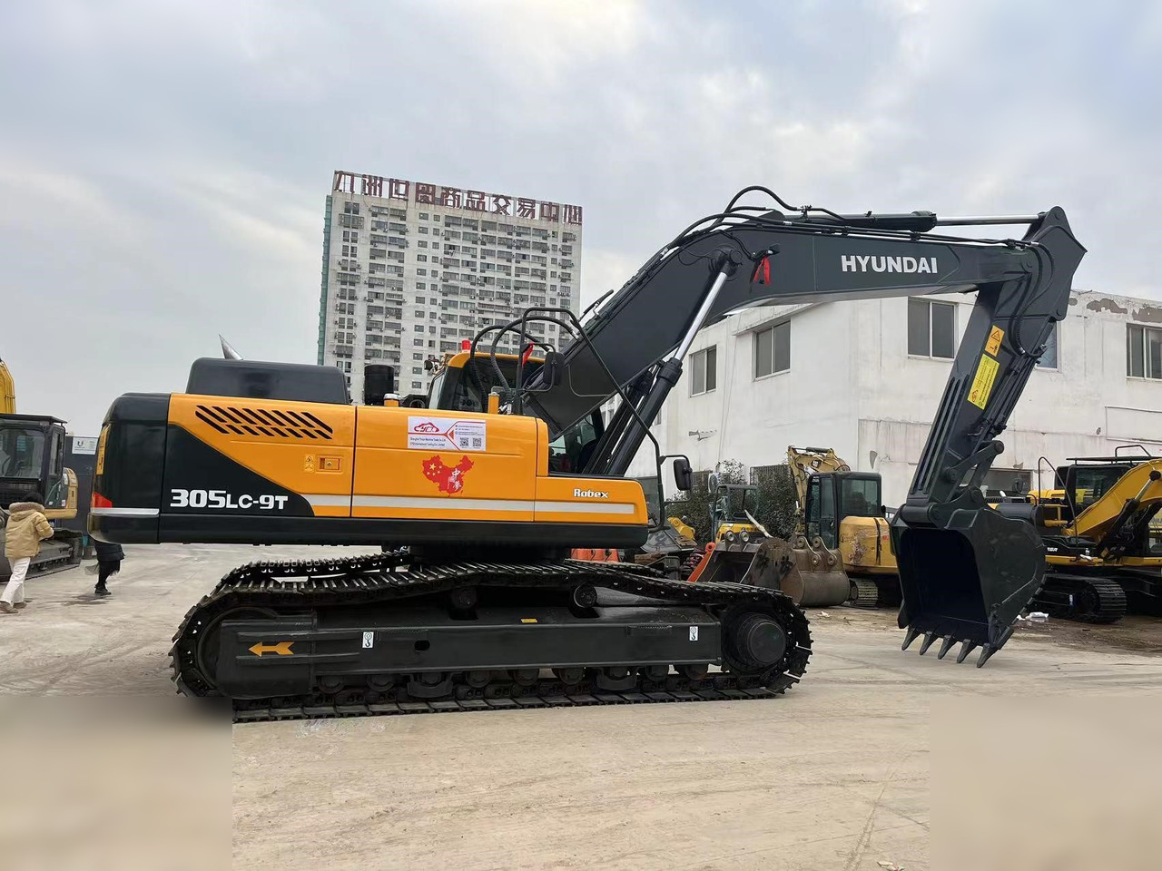 HYUNDAI ROBEX 305 LC-9T - حفار زاحف: صورة 1 HYUNDAI ROBEX 305 LC-9T - حفار زاحف: صورة 1