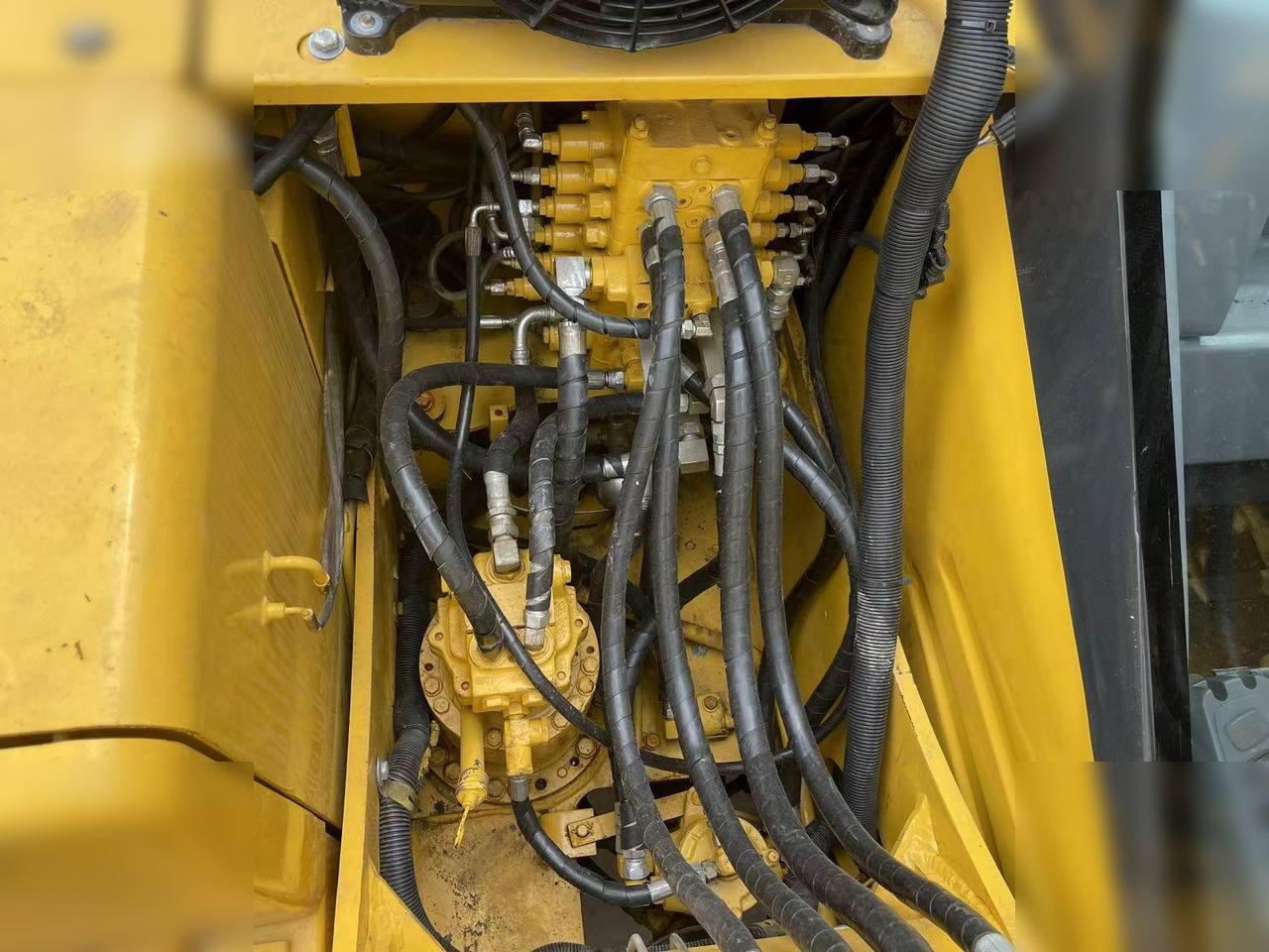 KOMATSU PC130-7 - حفار زاحف: صورة 3 KOMATSU PC130-7 - حفار زاحف: صورة 3