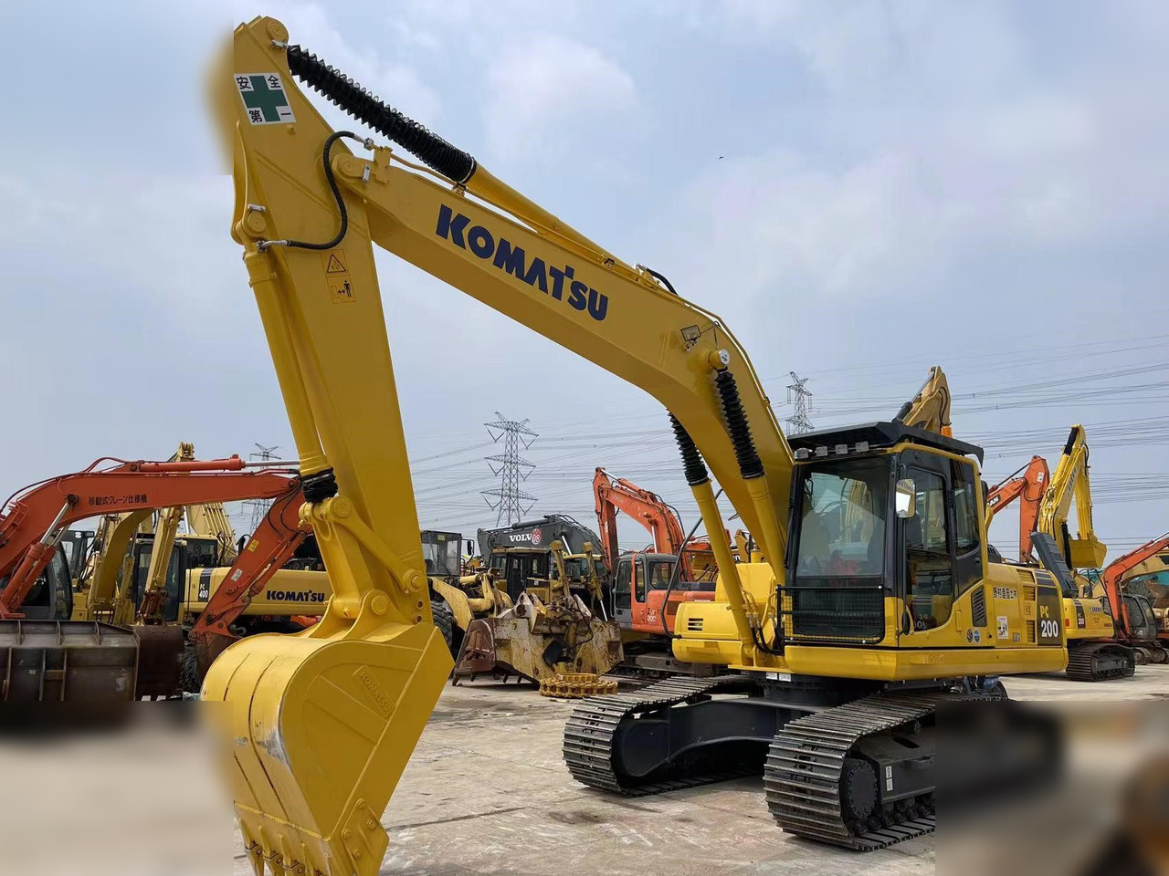 KOMATSU PC200-8 - حفار زاحف: صورة 3 KOMATSU PC200-8 - حفار زاحف: صورة 3
